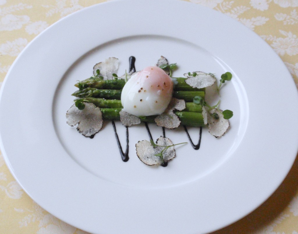 Asparagus with poached egg & black truffle