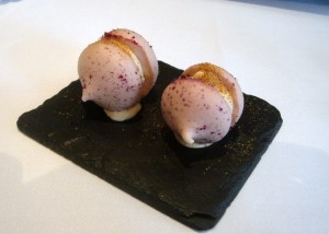 Pomegranate macaroon with foie gras 