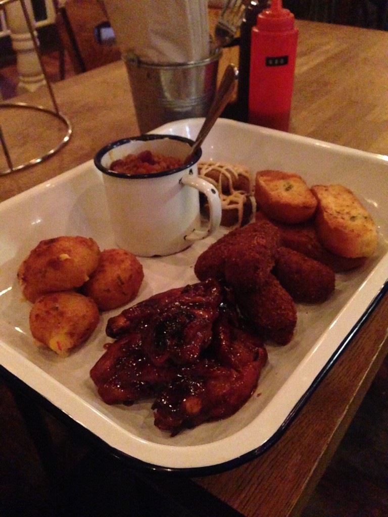 Porky's - The Warm Up Platter includes the house chilli and 4x of the following items. Bbq wings, crab cakes, hush puppies, pulled pork croquettes and garlic toast